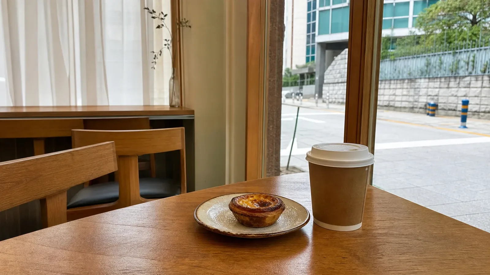 해운대 지역 cafe 방문 전 확인사항을 소개하는 사실적인 참고 이미지