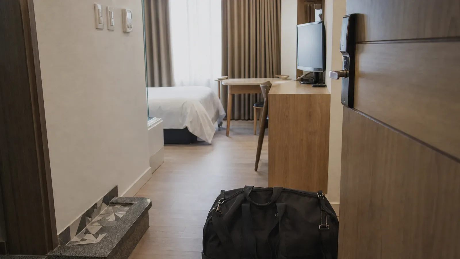 해운대 지역 lodging 방문 전 확인사항을 소개하는 사실적인 참고 이미지