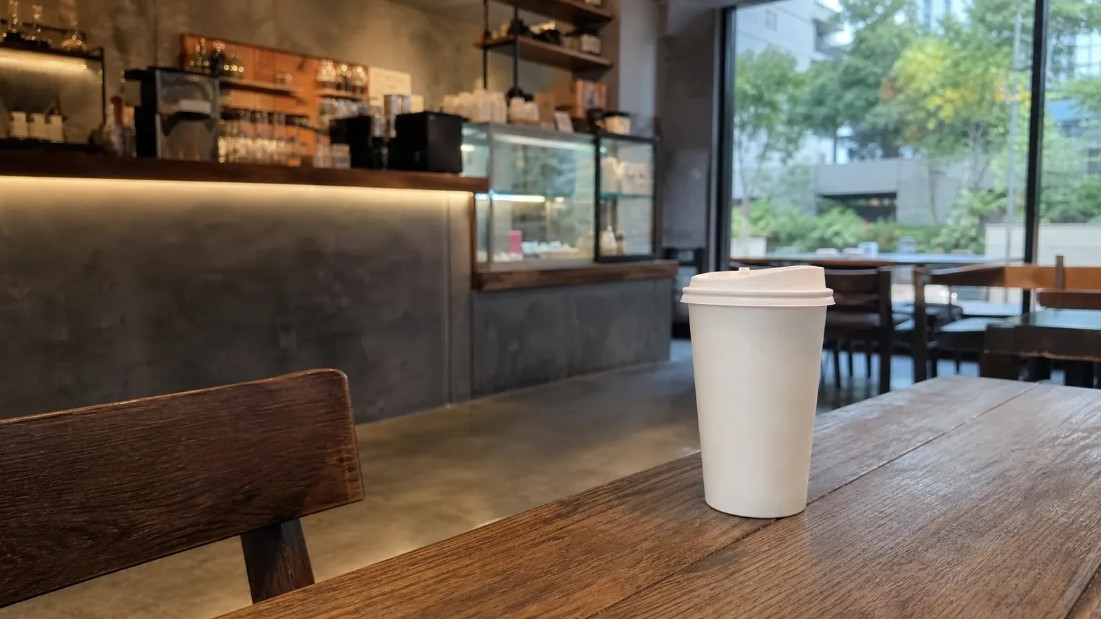 해운대 지역 cafe 방문 전 확인사항을 소개하는 사실적인 참고 이미지